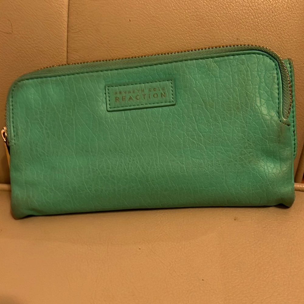Kenneth Cole Reaction woman’s wallet mint green